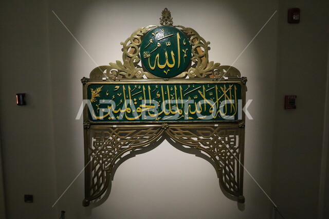 أقدم عمود للكعبة الشريفة، متحف بينالي للفنون الإسلامية في المملكة العربية السعودية, وجهات جذب واستقطاب السياح والزوار للتعرف على تاريخ الأرض المقدسة، المعالم الثقافية المشهورة في مدينة جدة، عرض مجموعة من التحف والمقتنيات الدينية الأثرية المميزة