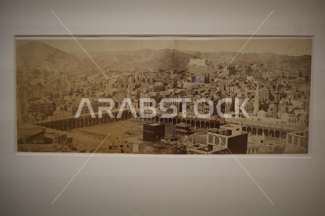 لوحة قديمة للكعبة المشرفة والحرم المكي، متحف بينالي للفنون الإسلامية في المملكة العربية السعودية, وجهات جذب واستقطاب السياح والزوار للتعرف على تاريخ الأرض المقدسة، المعالم الثقافية المشهورة في مدينة جدة، عرض مجموعة من التحف والمقتنيات الدينية الأثرية المميزة