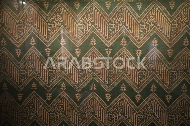 المنسوجات والمخطوطات المطرزة بكتابات ورسومات إسلامية مميزة، متحف بينالي للفن الإسلامي في جدة، المعالم التاريخية الثقافية المشهورة بالمملكة العربية السعودية, وجهات جذب واستقطاب السياح والزوار للتعرف على تاريخ الأرض المقدسة، لوحات ومعروضات ومقتنيات تاريخية نادرة