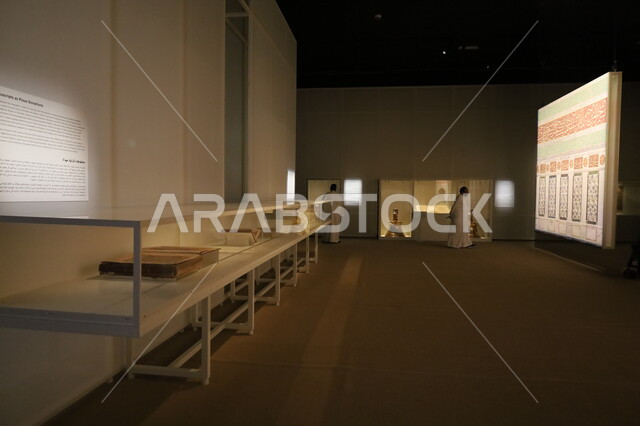 صالة الحجاج التي تعد بوابة الدخول للحرمين الشريفين، الفن الهندسي في التصاميم المعماري اللإسلامية، متحف بينالي للفن الإسلامي في جدة، المعالم التاريخية الثقافية المشهورة بالمملكة العربية السعودية, وجهات جذب واستقطاب السياح والزوار للتعرف على تاريخ الأرض المقدسة