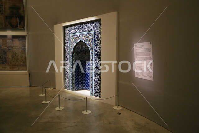 محراب لمسجد بزخارف تراثية عريقة، متحف بينالي للفنون الإسلامية في المملكة العربية السعودية، جذب السياح والزوار للتعرف على تاريخ الأرض المقدسة، التحف الدينية الأثرية المميزة، المعالم الثقافية المشهورة في مدينة جدة، الفن الهندسي المعماري في تصميم المساجد القديمة