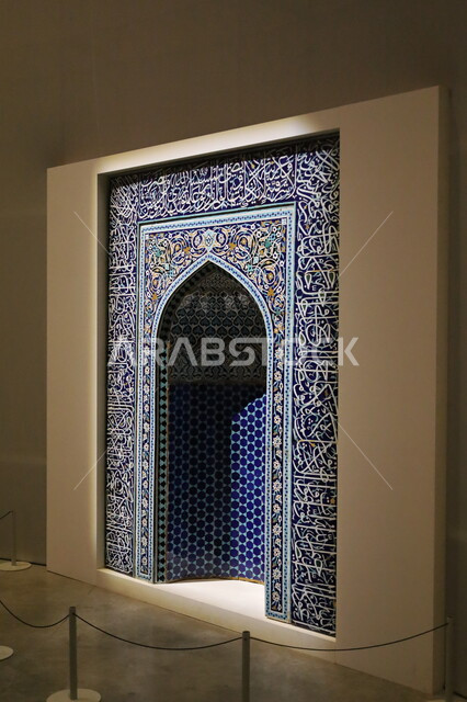 محراب لمسجد بزخارف تراثية عريقة، متحف بينالي للفنون الإسلامية في المملكة العربية السعودية، جذب السياح والزوار للتعرف على تاريخ الأرض المقدسة، التحف الدينية الأثرية المميزة، المعالم الثقافية المشهورة في مدينة جدة، الفن الهندسي المعماري في تصميم المساجد القديمة