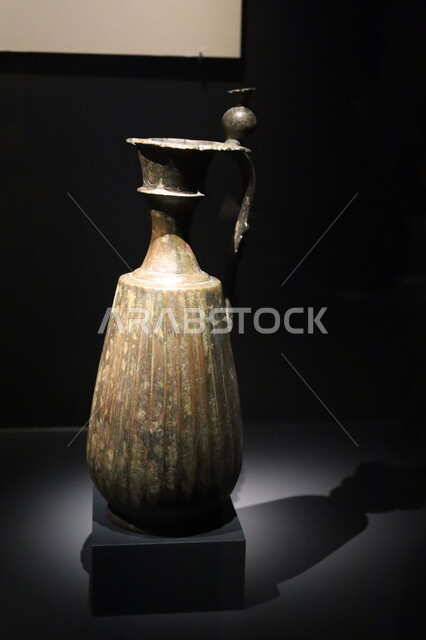 إبريق نحاسي مستخدم في العصور القديمة معروض في متحف بينالي للفنون الإسلامية في المملكة العربية السعودية, التحف والمقتنيات الدينية الأثرية المميزة، وجهات جذب واستقطاب السياح والزوار للتعرف على تاريخ الأرض المقدسة، المعالم الثقافية المشهورة في مدينة جدة