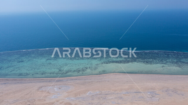 منظر المياه البحرية الزرقاء، تصوير جوي لشواطئ بحر مكة الشعيبة, أماكن ومعالم سياحية ساحلية مشهورة في المملكة العربية السعودية, الاستمتاع بالمناظر الطبيعية, جذب السياح من مختلف البلدان لقضاء عطلة صيفية ممتعة