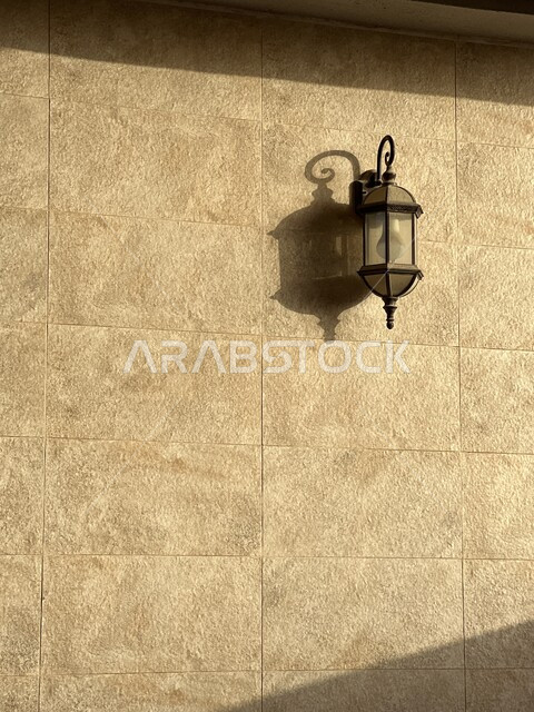 مصباح قديم الطراز مصنوعة من النحاس، الزينة والتحف والاكسسوارات الرمضانية، الإستعداد لقدوم رمضان المبارك، الاحتفال بالمناسبات والأعياد الدينية، فانوس معدني معلق على الجدار، التصاميم الاسلامية المميزة لفوانيس شهر الخير والبركة