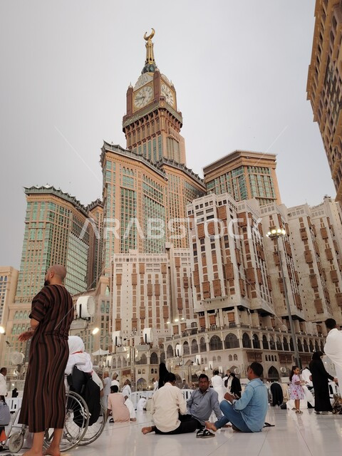 أداء مناسك الحج والعمرة في مكة المكرمة، الفن الهندسي لبرج الساعة الملكي في الحرم المكي، وجهة المسلمين في جميع بقاع الأرض، مفهوم العبادة والتقرب إلى الله، أماكن ومعالم دينية إسلامية مقدسة في المملكة العربية السعودية