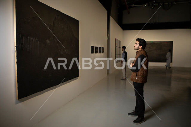 زيارة المتاحف وأماكن الإثراء الفكري، معرض في الليل في متحف الفن المعاصر في الدرعية في مدينة الرياض، عرض مختلف أنواع المنحوتات والرسومات واللوحات التي تفسر غموض الليل، مشاركة العديد من الفنانين العرب الخليجيين السعوديين في الفعاليات والمعارض الثقافية الفنية