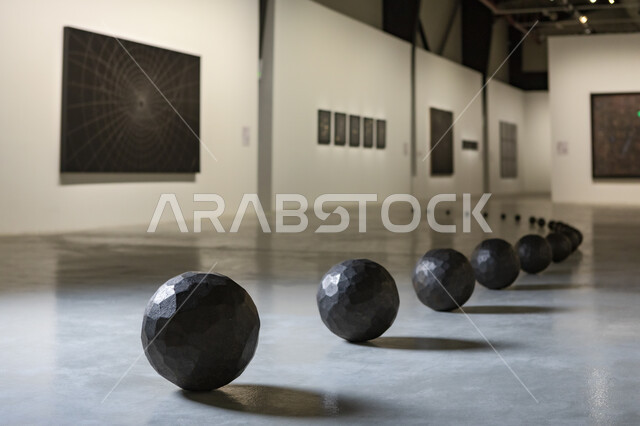 زيارة المتاحف وأماكن الإثراء الفكري، معرض في الليل في متحف الفن المعاصر في الدرعية في مدينة الرياض، عرض مختلف أنواع المنحوتات والرسومات واللوحات التي تفسر غموض الليل، مشاركة العديد من الفنانين العرب الخليجيين السعوديين في الفعاليات والمعارض الثقافية الفنية