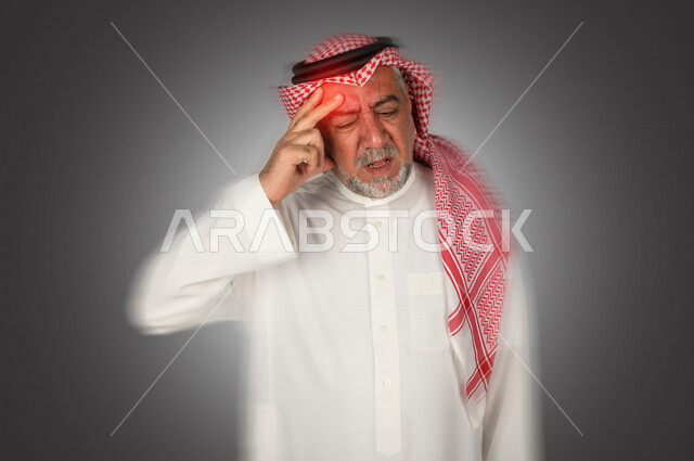 صورة مقربة لرجل كبير السن عربي خليجي سعودي يعاني من  صداع  و ألام بالرأس ، أمراض الشقيقة  و الصداع النصفي الحاجة الي الفحوصات الدورية و المتابعة  من أجل السلامة .