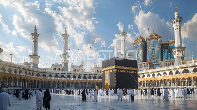 العبادة والتقرب إلى الله، الحرم المكي الشريف في مكة المكرمة بالمملكة العربية السعودية، اماكن دينية إسلامية، مجموعة من الحجاج والمعترين يقومون بالطواف حول الكعبة المشرفة في وقت النهار، أداء مناسك الحج والعمرة