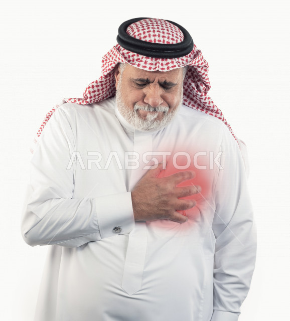 صورة مقربة لرجل كبير السن عربي خليجي سعودي يعاني من  أمراض و اضطرابات بالقلب ، الذبحة الصدرية ، الحاجة الي الفحوصات الدورية و عمل التخطيط للقلب من أجل السلامة .