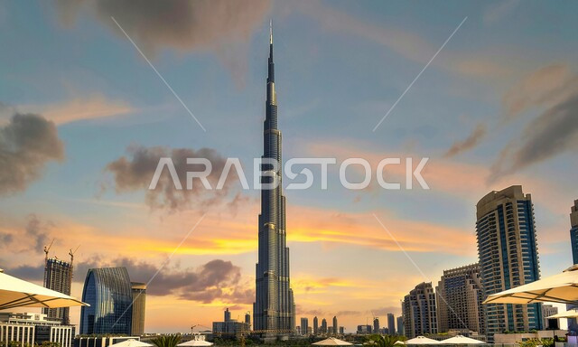 الفن الهندسي المعماري لبرج خليفة بالامارات العربية المتحدة، الابراج وناطحات السحاب في دبي،  أطول برج في العالم، النمو والتطور العمراني في الخليج العربي، أماكن ومعالم السياحة والاستمتاع في وضح النهار