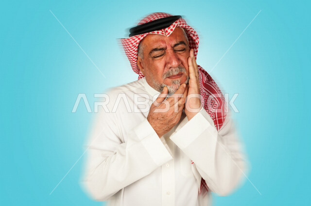 صورة مقربة لرجل كبير السن عربي خليجي سعودي ، يعاني من آلام الأسنان ، أمراض والتهابات الأسنان ، العلاج و الوقاية من التسوس .
