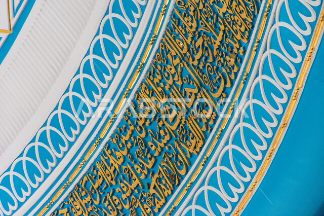 الفن الهندسي المعماري الداخلي للمساجد, صورة من داخل مسجد بمنطقة الديرة بمدينة دبي، أماكن العبادة و التقرب إلى الله، الزخرفات الإسلامية في سقف الجامع, تصميمات وديكورات على الطرز الإسلامي