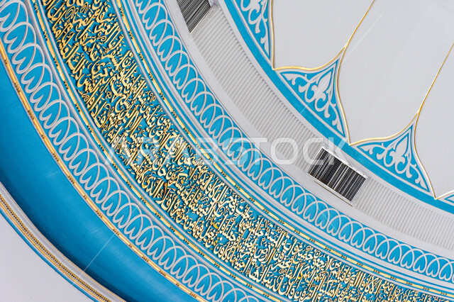  تصميمات وديكورات على الطرز الإسلامي، الفن الهندسي المعماري الداخلي للمساجد, صورة من داخل مسجد بمنطقة الديرة بمدينة دبي، أماكن العبادة و التقرب إلى الله، الزخرفات الإسلامية في سقف الجامع