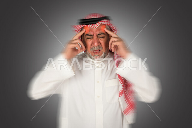 صورة مقربة لرجل كبير السن عربي خليجي سعودي يعاني من  صداع  و ألام بالرأس ، أمراض الشقيقة  و الصداع النصفي الحاجة الي الفحوصات الدورية و المتابعة  من أجل السلامة .