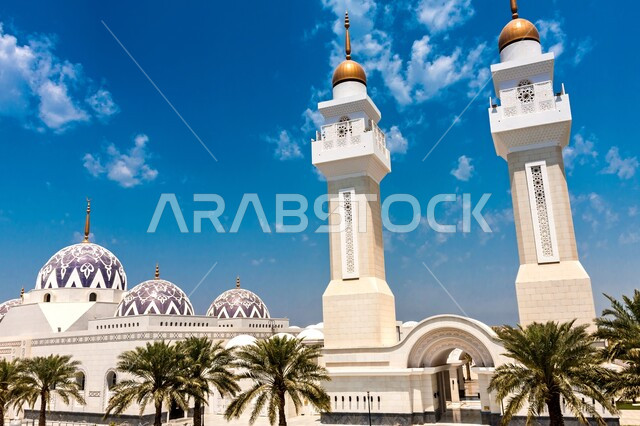 مسجد الملك عبدالله الكبير بمكة المكرمة في وضح النهار، التصاميم الهندسية المعمارية من الطراز الإسلامي العريق، معالم وأماكن إسلامية دينيه مقدسة في المملكة العربية السعودية، العبادة والتقرب إلى الله تعالى