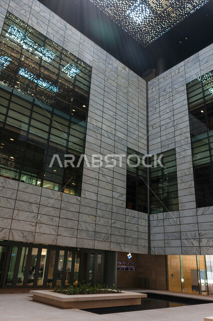 الفن الهندسي المعماري على الطراز الحديث، المعالم المشهورة في المملكة العربية السعودية, صورة من الداخل لمباني العلوم في حرم جامعة الملك عبدالله للعلوم والتقنية في ثول في جدة 