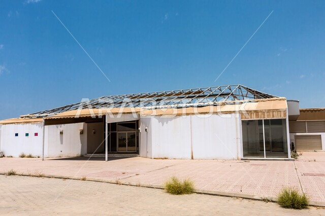 بدأ أول مبنى في حرم جامعة الملك عبدالله للعلوم والتقنية في ثول في جدة, بناء المنشآت و المباني الجامعية الحديثة في المملكة العربية السعودية