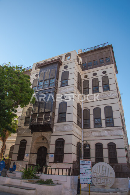 البناء المعماري على النمط القديم, قصر بيت نصيف التاريخي القديم في مدينة جدة، معالم تاريخية وسياسية مشهورة في السعودية, الأبواب والرواشين المصنوعة من الخشب، أماكن جذب و استقطاب السياح من شتى أنحاء العالم ، مركز مهم لعقد الاجتماعات في الحجاز