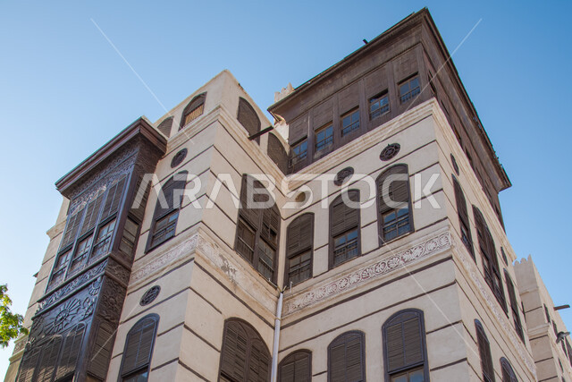 الأبواب والرواشين المصنوعة من الخشب، معالم تاريخية وسياسية مشهورة في السعودية, قصر بيت نصيف التاريخي القديم في مدينة جدة، البناء المعماري على النمط القديم, أماكن جذب و استقطاب السياح من شتى أنحاء العالم ، مركز مهم لعقد الاجتماعات في الحجاز