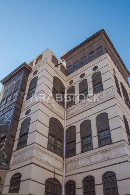 الرواشين والأبواب المصنوعة من الخشب، معالم تاريخية وسياسية مشهورة في السعودية, قصر بيت نصيف التاريخي القديم في مدينة جدة، البناء المعماري على النمط القديم, أماكن جذب و استقطاب السياح من شتى أنحاء العالم ، مركز مهم لعقد الاجتماعات في الحجاز