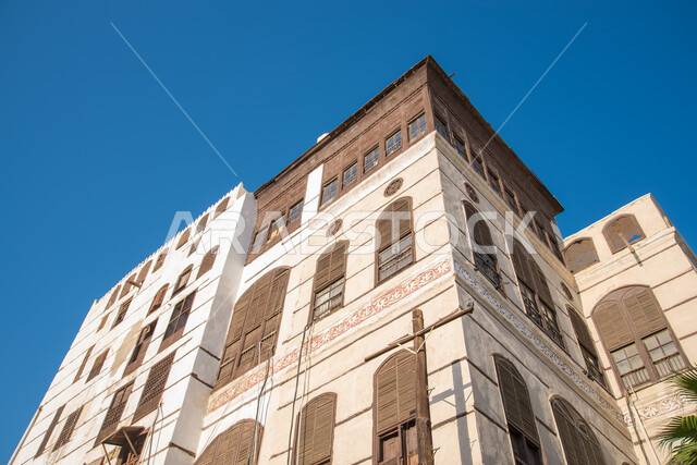 الرواشين والأبواب المصنوعة من الخشب، مركز مهم لعقد الاجتماعات في الحجاز، أماكن جذب و استقطاب السياح من شتى أنحاء العالم ، البناء المعماري على النمط القديم, قصر بيت نصيف التاريخي القديم في مدينة جدة، معالم تاريخية وسياسية مشهورة في السعودية