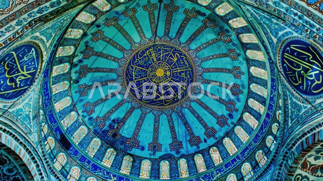 مفهوم العبادة والتقرب إلى الله تعالى، النقوش والزخارف لى الجدران الداخلية للقبب والأقواس، الفن الهندسي المعماري لمسجد عربي عريق، التصاميم والديكورات الداخلية الأنيقة للمساجد في المملكة العربية السعودية