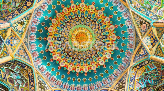 مفهوم العبادة والتقرب إلى الله تعالى، الفن الهندسي المعماري لمسجد عربي عريق باللون الأزرق والأصفر، النقوش والزخارف على الجدران الداخلية للقبب والأقواس، التصاميم والديكورات الداخلية الأنيقة للمساجد في المملكة العربية السعودية