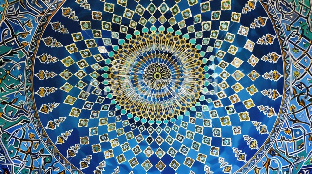 الفن الهندسي المعماري لمسجد عربي عريق باللون الأزرق، النقوش والزخارف على الجدران الداخلية للقبب والأقواس، امفهوم العبادة والتقرب إلى الله تعالى، التصاميم والديكورات الداخلية الأنيقة للمساجد في المملكة العربية السعودية