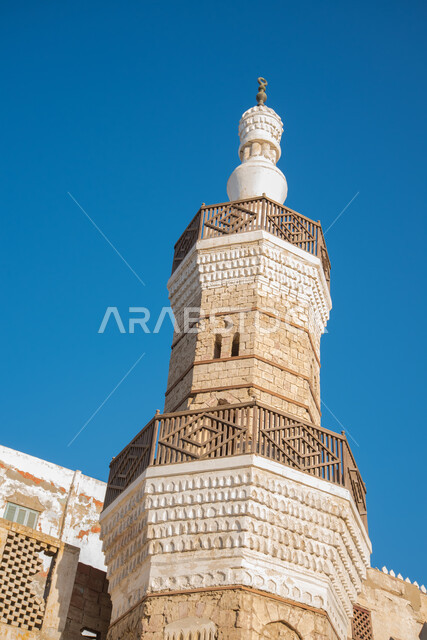 نداء المسلمين لأداء الصلوات على وقتها، الفن الهندسي المعماري على الطراز القديم، صورة مقربة لمأذنة مسجد تاريخي عريق في حي البلد التاريخي في مدينة جدة، المعالم الإسلامية المشهورة، أماكن سياحية تراثية شعبية في المملكة العربية السعودية