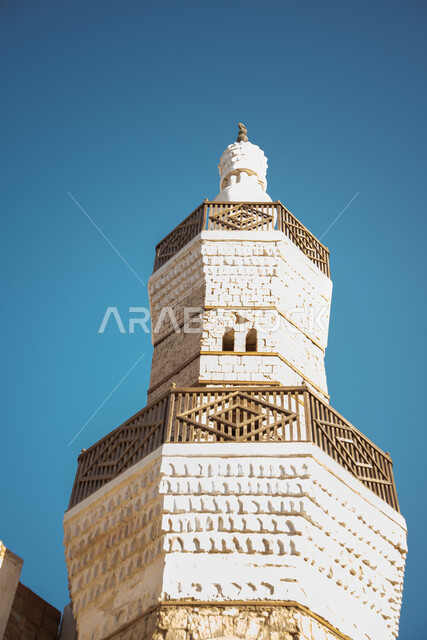 الفن الهندسي المعماري على الطراز القديم، صورة مقربة لمأذنة مسجد تاريخي عريق في حي البلد التاريخي في مدينة جدة، المعالم الإسلامية المشهورة، نداء المسلمين لأداء الصلوات على وقتها، أماكن سياحية تراثية شعبية في المملكة العربية السعودية