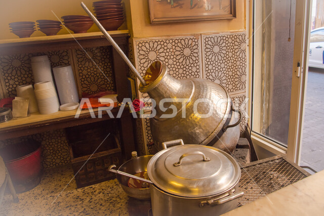 الاكسسوارات الشعبية المصنوعة يدوياً في السعودية، بيع القطع التراثية النحاسية المزخرفة, محل تجاري لتجارة الأغراض والتحف الأثرية القديمة حي البلد التاريخي في مدينة جدة, أماكن سياحية تراثية شعبية في المملكة العربية السعودية