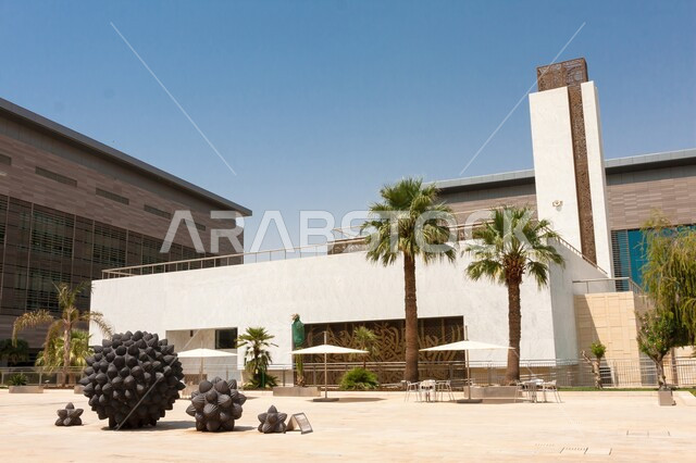 الساحة المركزية ومسجد الحرم الجامعي لجامعة الملك عبدالله للعلوم والتقنية في ثول في جدة, أماكن العبادة و التقرب إلى الله, جامعات المملكة العربية السعودية