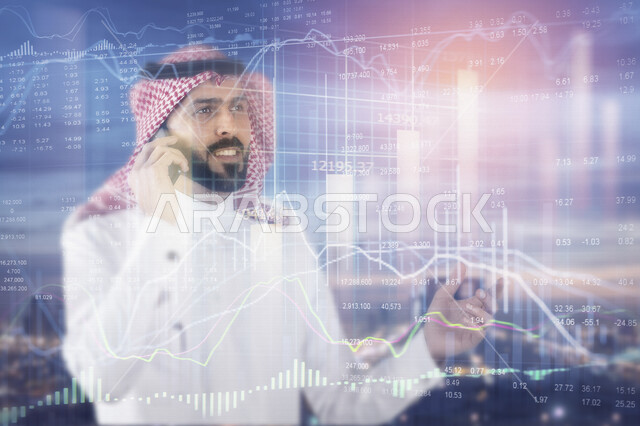 صورة مقربة لمحلل اقتصادي خليجي سعودي ، يتحدث بالهاتف المحمول أمام شاشة رقمية بتقنية الهولوجرام ، البورصة و الأسهم المالية  ، خاصية الهولجرام ثلاثية الأبعاد ، رموز رقمية الكترونية .