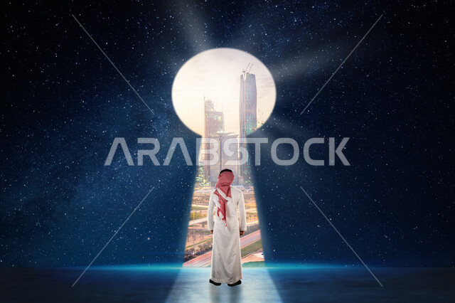 صورة من الخلف لرجل عربي خليجي سعودي يقف أمام بوابة عبور للمملكة العربية السعودية على شكل مفتاح من خلال تقنية الهولوجرام ، تأمين و حماية دخول البلاد ، تحقيق الأهداف والانجازات ، استخدام تقنية الهولوجرام ثلاثية الأبعاد .