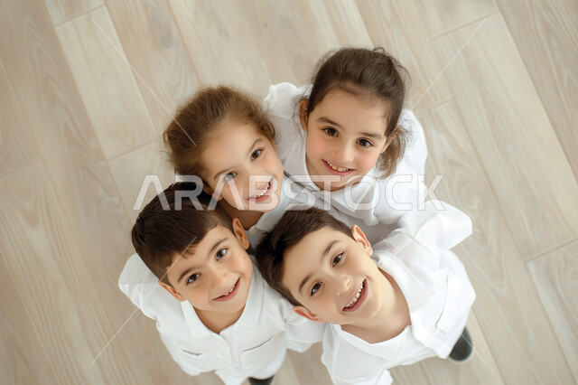 التعليم والتربية بالمناهج المقررة للطلاب، استقبال العام الدراسي الجديد بحماس، مفهوم التعلم في المملكة العربية السعودية، صورة علوية عامودية لمجموعة تلاميذ عرب خليجيين سعوديين مبتسمين يتظرون الى الكاميرا بتعابير السرور والسعادة