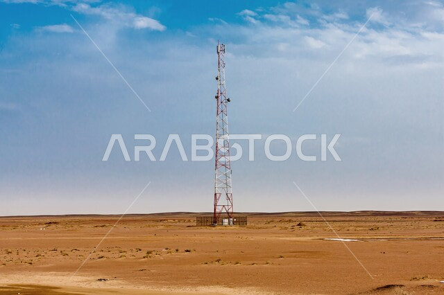 برج جوال في الصحراء بالقرب من الطريق المعبدة, أبراج الشبكة الرقمية في المملكة العربية السعودية, مفهوم الاتصالات و الشبكات اللاسلكية