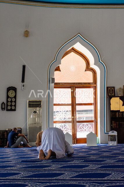 التصاميم الهندسية على الطراز الإسلامي,  المساجد في الإمارات العربية المتحدة, مفهوم العبادة و التقرب إلى الله, صورة من داخل مسجد بمنطقة الديرة بمدينة دبي, أماكن الصلاة و أداء الفرائض