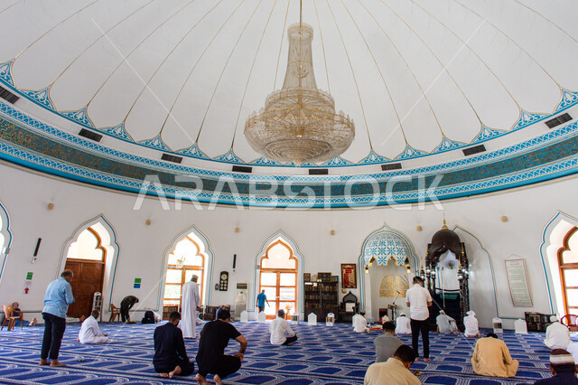 أماكن الصلاة و أداء الفرائض، التصاميم الهندسية على الطراز الإسلامي,  المساجد في الإمارات العربية المتحدة, مفهوم العبادة و التقرب إلى الله, صورة من داخل مسجد بمنطقة الديرة بمدينة دبي
