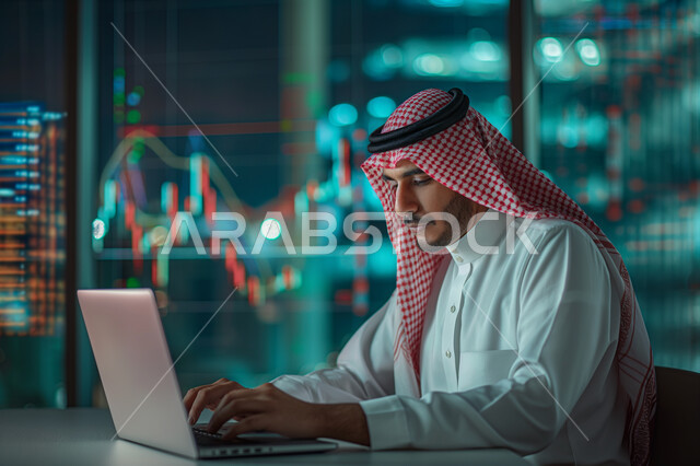 مهن ووظائف ادارية مكتبية, إنجاز المهام العمل المطلوبة ، دمج العمل مع التقنيات والتكنولوجيا، مفهوم إدارة شؤون الأعمال وتنظيمها عبر الاجهزة التقنية، رجل اعمال عربي خليجي سعودي يعمل على الحاسوب المحمول داخل المكتب