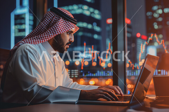 مهن ووظائف ادارية مكتبية, إنجاز المهام العمل المطلوبة ، دمج العمل مع التقنيات والتكنولوجيا، مفهوم إدارة شؤون الأعمال وتنظيمها عبر الاجهزة التقنية، رجل اعمال عربي خليجي سعودي يعمل على الحاسوب المحمول داخل المكتب
