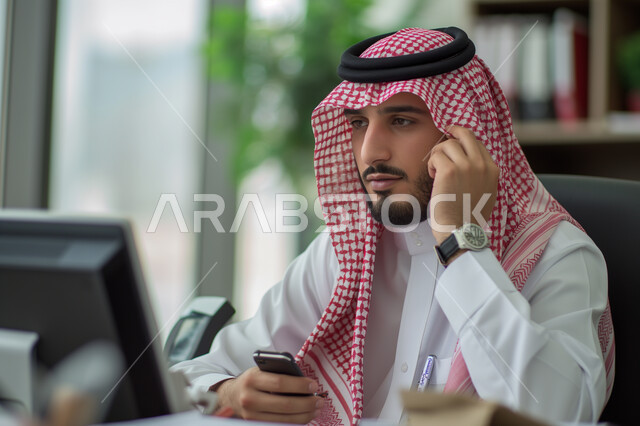 مهن ووظائف ادارية مكتبية, إنجاز المهام العمل المطلوبة ، دمج العمل مع التقنيات والتكنولوجيا، مفهوم إدارة شؤون الأعمال وتنظيمها عبر الاجهزة التقنية، رجل اعمال عربي خليجي سعودي يعمل على الكومبيتر داخل المكتب
