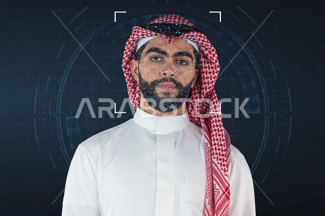 صورة مقربة لرجل عربي خليجي سعودي محاطة بعدسة تصوير و بصمة وجه محددة بشبكة عنكبوتية بتقنية الهولوجرام ، استخدام تقنية الهولوجرام ثلاثية الأبعاد .