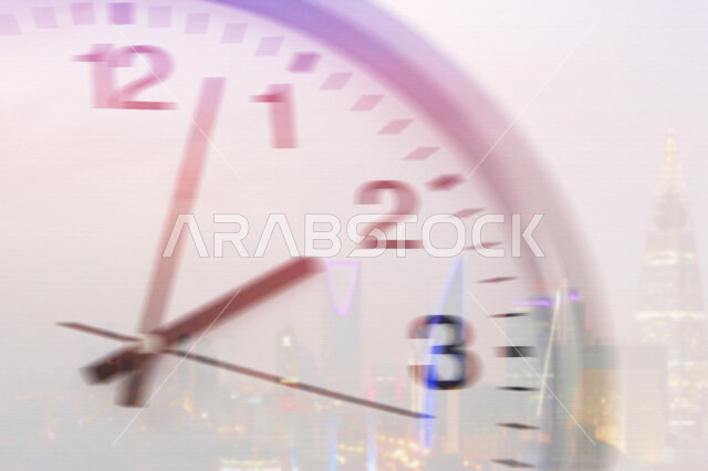 صورة مقربة لعقارب ساعة حائط مدموجة  مع أبراج المملكة العربية السعودية في الرياض بتقنية الهولوجرام ، استخدام تقنية الهولوجرام ثلاثية الأبعاد .