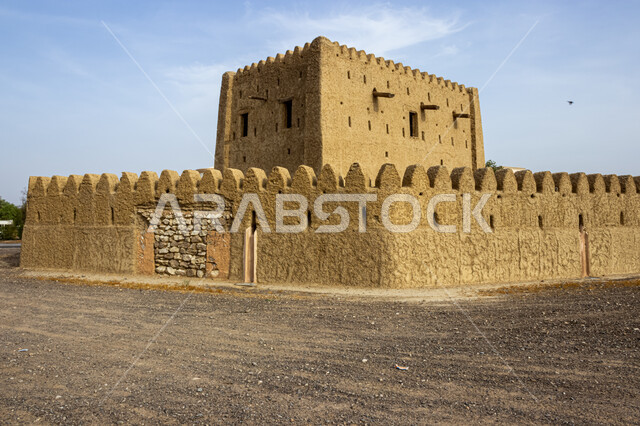 الفن الهندسي المعماري على الطراز القديم , قلعة الرملية في مدينة العين بأبو ظبي , المعالم السياحية المشهورة , الحصون والقلاع الحربية المشيدة , مناطق جذب واستقطاب السائحين في الإمارات العربية المتحدة