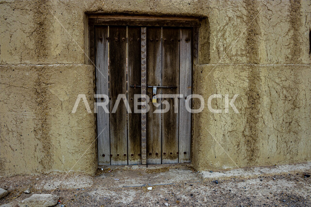 الفن الهندسي المعماري على الطراز القديم , قلعة الرملية في مدينة العين بأبو ظبي , المعالم السياحية المشهورة , الحصون والقلاع الحربية المشيدة , مناطق جذب واستقطاب السائحين في الإمارات العربية المتحدة، صورة مقربة لباب خشبي قديم