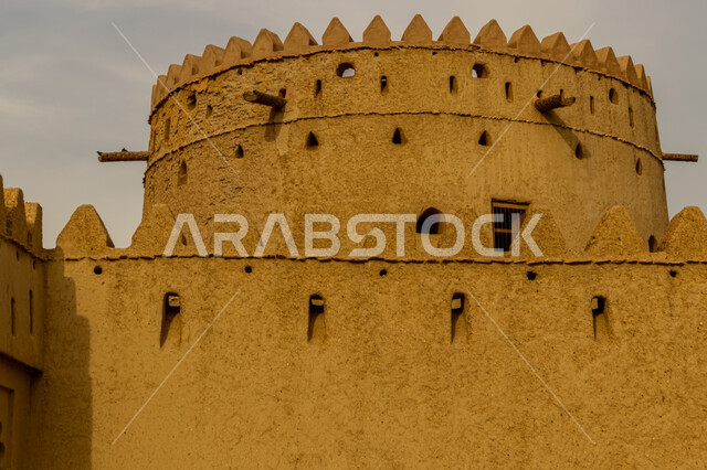 الفن الهندسي المعماري على الطراز القديم , البرج الهيلي في مدينة العين بأبو ظبي , المعالم السياحية المشهورة , الحصون والقلاع الحربية المشيدة , مناطق جذب واستقطاب السائحين في الإمارات العربية المتحد، صورة مقربة لباب خشبي قديم