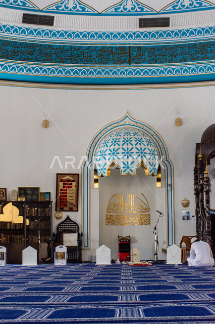 التصاميم الهندسية على الطراز الإسلامي,  المساجد في الإمارات العربية المتحدة, مفهوم العبادة و التقرب إلى الله, صورة من داخل مسجد بمنطقة الديرة بمدينة دبي, أماكن الصلاة و أداء الفرائض