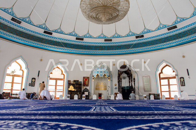 التصاميم الهندسية على الطراز الإسلامي,  المساجد في الإمارات العربية المتحدة, مفهوم العبادة و التقرب إلى الله, صورة من داخل مسجد بمنطقة الديرة بمدينة دبي, أماكن الصلاة و أداء الفرائض